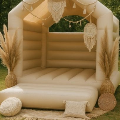 Helles, aufblasbare Boho-Hüpfburg mit gepolsterten Wänden und dekorativen Pflanzen.