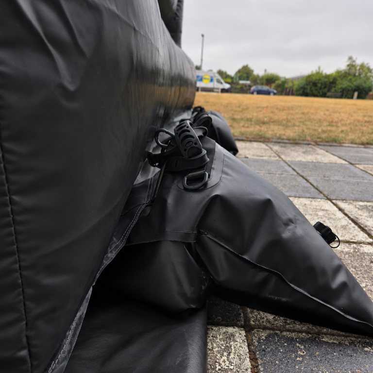 Schwarze Hüpfburg mieten – Wasserscäke zur Befestigung