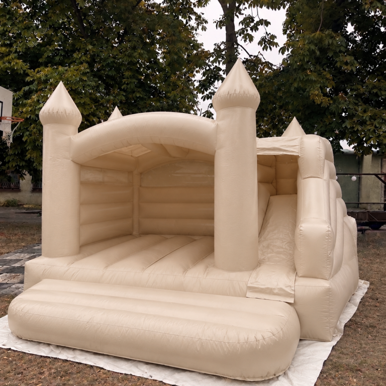 Beige Boho-Hüpfburg mit überdachtem Hüpfbereich und seitlicher Ansicht