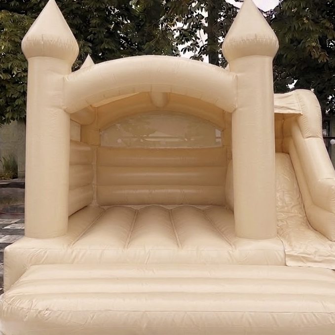 Beige Boho-Hüpfburg mieten – Frontalansicht mit Hüpfbereich und Rutsche